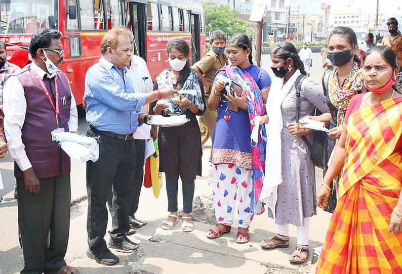 பஸ் பயணிகளுக்கு கபசுர குடிநீர் வழங்கிய சித்த மருத்துவர்கள்