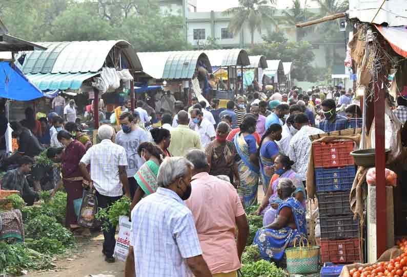 காய்கறி சந்தையில் பொதுமக்கள் குவிந்தனர்