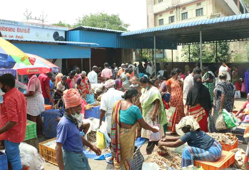 குமரி மார்க்கெட்டுகளில் மக்கள்கூட்டம் அலைமோதியது