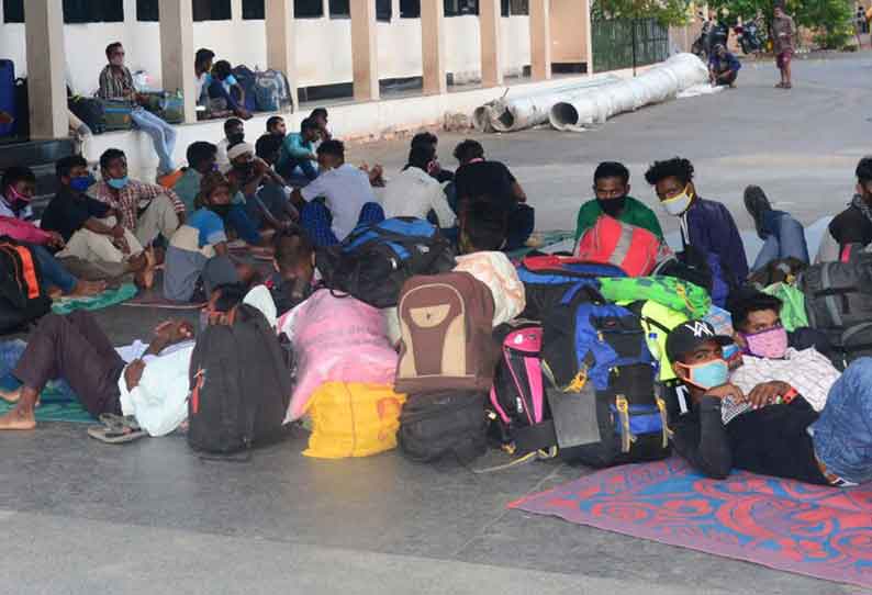 நாகர்கோவில் ரெயில் நிலையத்தில்  குவிந்த வட மாநில தொழிலாளர்கள்