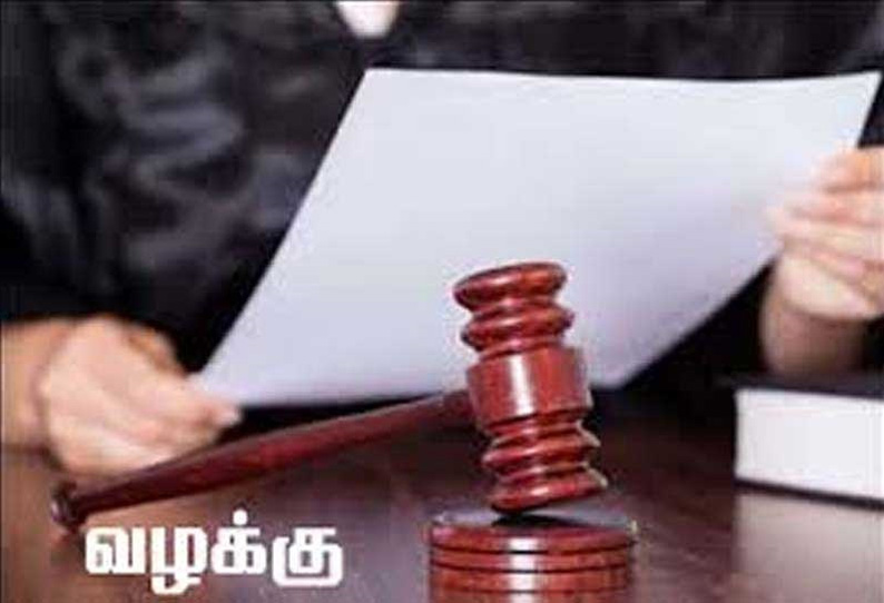 2 பேரை இரும்பு கம்பியால் தாக்கிய தந்தை-மகன் மீது வழக்கு