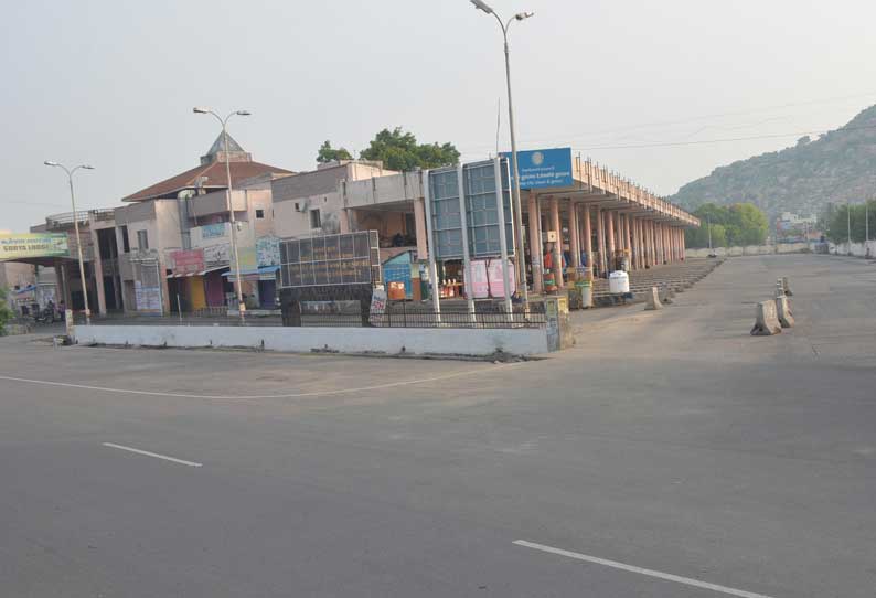 முழு ஊரடங்கையொட்டி கிருஷ்ணகிரி மாவட்டம் முழுவதும் கடைகள் அடைப்பு மக்கள் நடமாட்டம் இல்லாததால் சாலைகள் வெறிச்சோடின