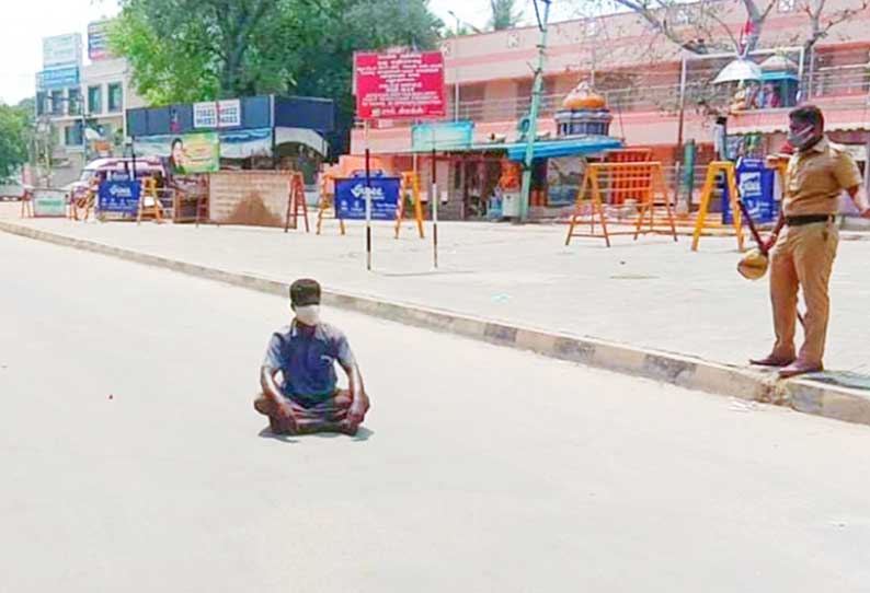 வேலூர் கலெக்டர் அலுவலகம் அருகே சாலையில் அமர்ந்து தர்ணாவில் ஈடுபட்ட வாலிபர்