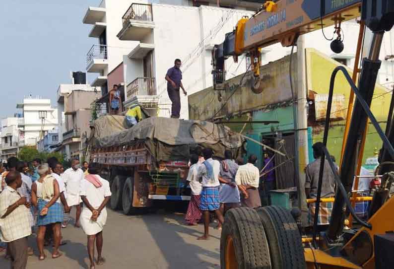 எடப்பாடியில் உப்பு பாரம் ஏற்றிச்சென்ற டாரஸ் லாரி விபத்தில் சிக்கியது