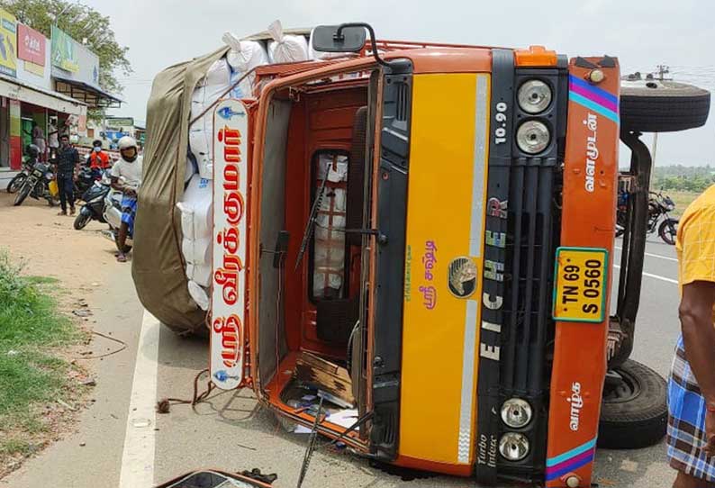 காங்கேயம் அருகே லாரி கவிழ்ந்து விபத்து