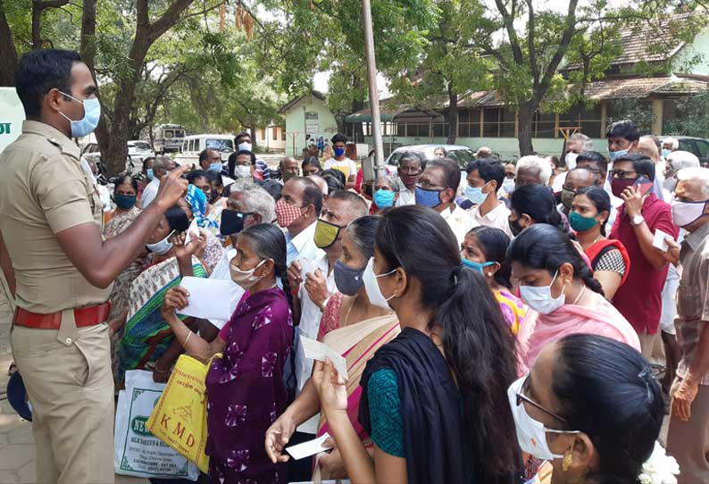 மேட்டுப்பாளையம் அரசு ஆஸ்பத்திரியில் கொரோனா தடுப்பூசி போட பொதுமக்கள் குவிந்தனர்