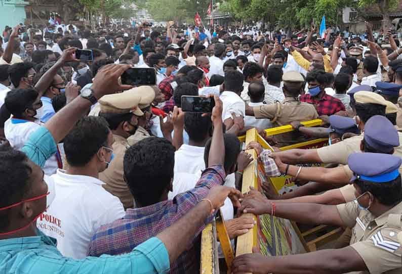 கலெக்டர் அலுவலகம் முன்பு முற்றுகை போராட்டம்