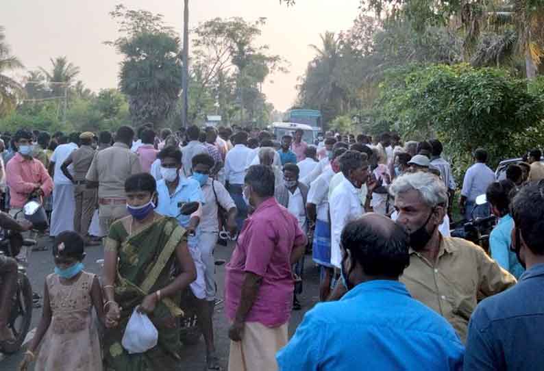 திருச்சிற்றம்பலம் அருகே மோட்டார் சைக்கிள் மீது கார் மோதல் சாலை பணியாளர் பலி மனைவி படுகாயம் உறவினர்கள் சாலைமறியல் போராட்டம் 3 மணி நேரம் போக்குவரத்து பாதிப்பு