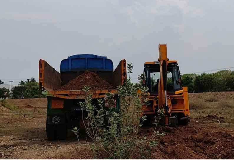 மோகனூர் அருகே, சாலைப்பணிக்காக அனுமதியின்றி ஏரியில் மண் வெட்டி எடுப்பு டிப்பர் லாரி, பொக்லைன் எந்திரம் சிறைபிடிப்பு