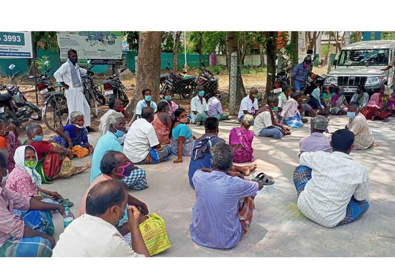 சேத்துப்பட்டு ஊராட்சி ஒன்றிய அலுவலக வளாகத்தில் மாற்றுத்திறனாளிகள் காத்திருப்பு போராட்டம்