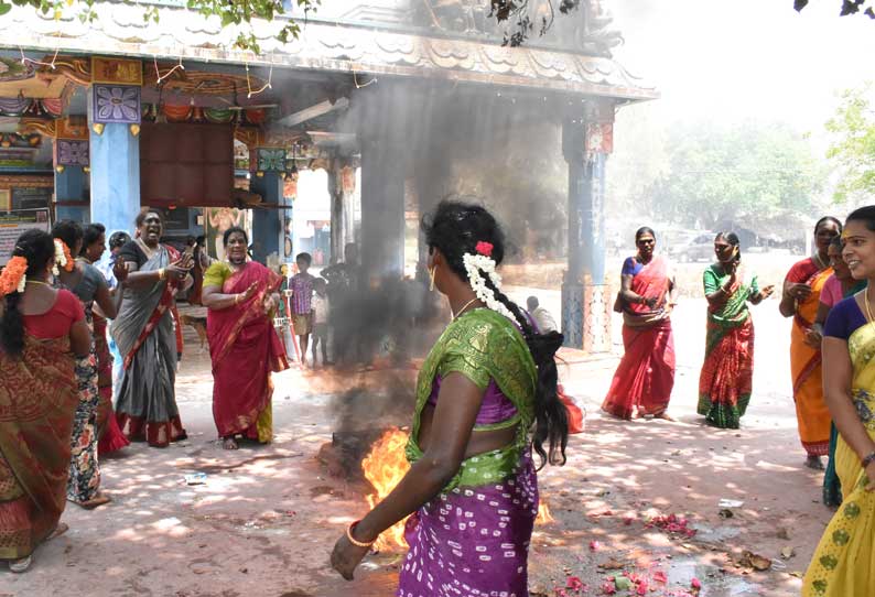 கூத்தாண்டவர் கோவிலில் திருநங்கைகள் சாமி தரிசனம்