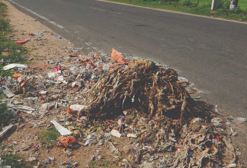 குமரலிங்கத்தில் சாலையோரம் கொட்டப்படும் குப்பைகள்