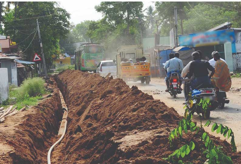 குமரலிங்கம் முக்கிய சாலையில் மேற்கொள்ளப்படும் குடிநீர்க் குழாய் பதிக்கும் பணியால் போக்குவரத்து பாதிக்கப்படுவதால் இரவு நேரங்களில் மேற்கொள்ள வேண்டும் என்று பொதுமக்கள் கோரிக்கை விடுத்துள்ளனர்.