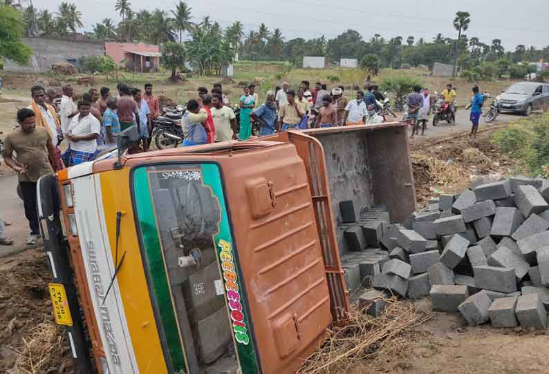 ஓமலூர் அருகே மினி லாரி கவிழ்ந்து பெண் காயம்