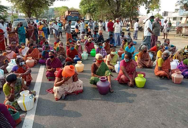 உடுமலையை அருகே 15நாட்களாக குடிநீர் வராததால் காலிக்குடங்களுடன் பொதுமக்கள் சாலைமறியலில் ஈடுபட்டனர்.