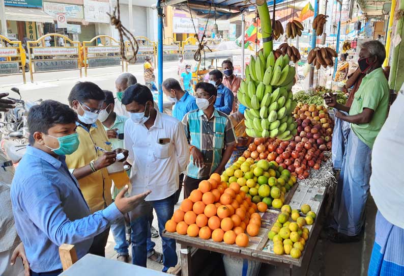 கள்ளக்குறிச்சியில் சப் கலெக்டர் ஸ்ரீகாந்த் திடீர் ஆய்வு  சமூக இடைவெளியை கடைபிடிக்காத 5 கடைகளுக்கு அபராதம்