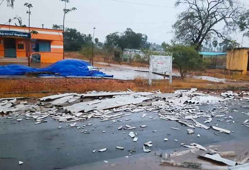 வடமதுரை அருகே சூறைக்காற்றில் 3 கடைகளின் மேற்கூரை பறந்ததால் பரபரப்பு