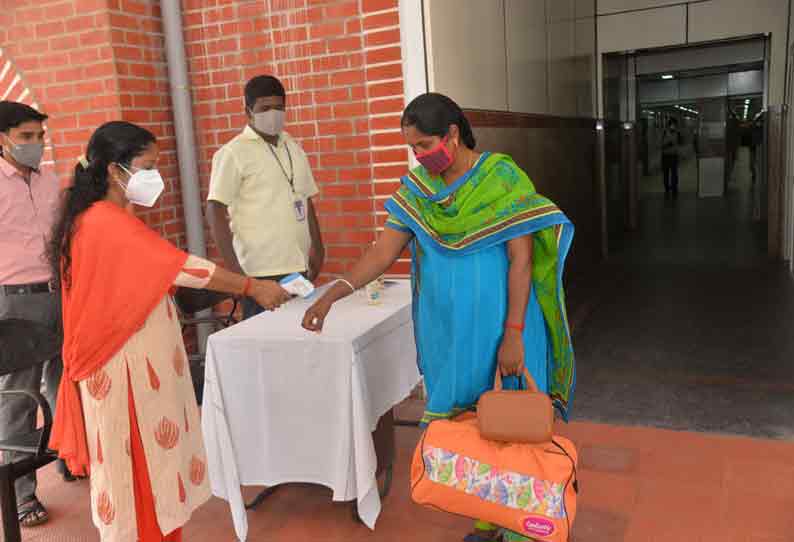 ஈரோடு ரெயில் நிலையத்துக்கு வரும் பயணிகளுக்கு உடல் வெப்ப பரிசோதனை