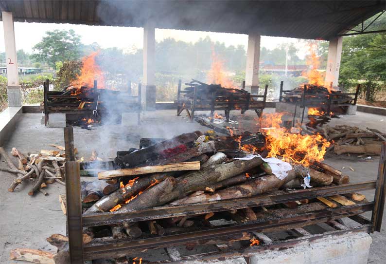 24 மணி நேரமும் உடல்களை தகனம் செய்வதால்  பிண வாடை வீசுகிறது; குடியிருப்புவாசிகள் வேதனை