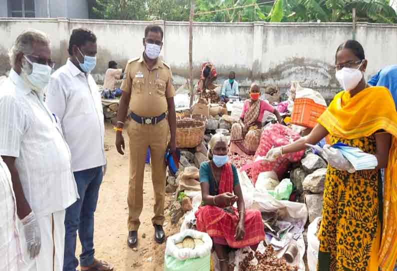 அந்தியூர் வாரச்சந்தையில் கொரோனா விழிப்புணர்வு துண்டு பிரசுரங்கள் வினியோகம்