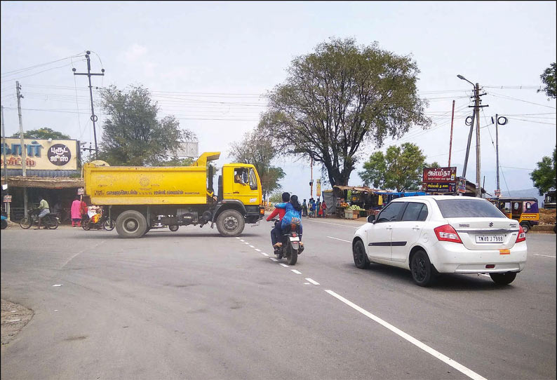 காரமடை நால்ரோடு பகுதியில் அடிக்கடி விபத்துகள் நடப்பதால் சிக்னல் அமைக்க வேண்டும் வாகன ஓட்டிகள் கோரிக்கை