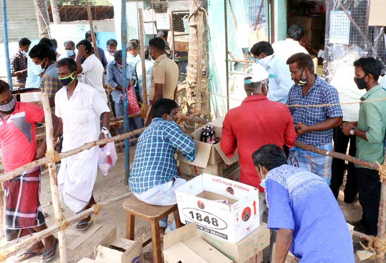 கடலூர் டாஸ்மாக் கடைகளில் மதுபாட்டில்களை வெளியில் வைத்து விற்பனை செய்த ஊழியர்கள்