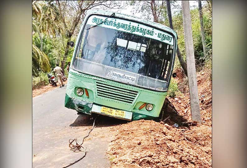 பராமரிக்கப்படாத சாலை: பள்ளத்தில் சிக்கிய அரசு பஸ்