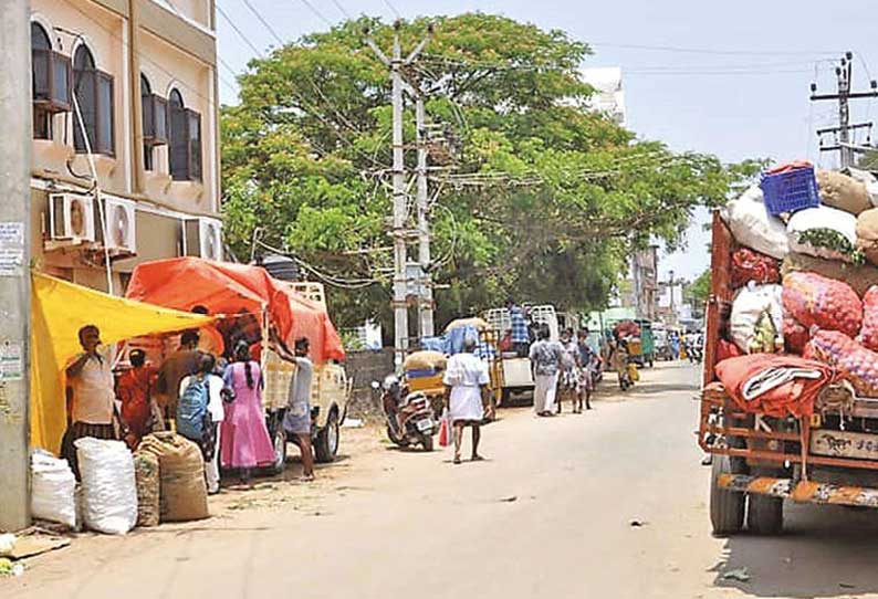 வாரச்சந்தையில் பொருட்களை விற்க அனுமதிக்க கோரி நகரசபை அலுவலகத்தை முற்றுகையிட்டு வியாபாரிகள் போராட்டம்