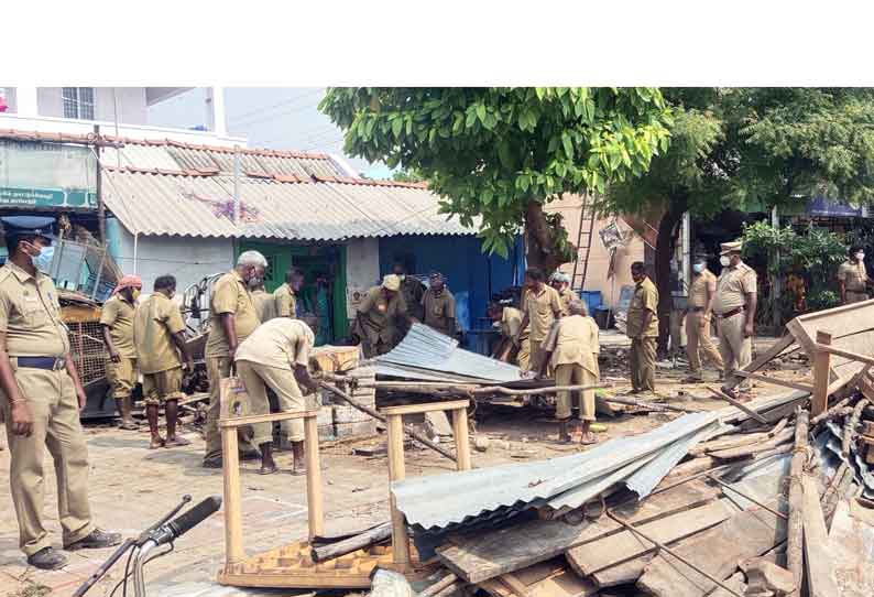 அம்மாபாளையம் அருகே ஆக்கிரமிப்பின் பிடியில் இருந்த கடைகள் இடித்து அகற்றப்பட்டன. திருமுருகன் பூண்டி பேரூராட்சி நிர்வாகம் இந்த நடவடிக்கையை மேற்கொண்டுள்ளது.