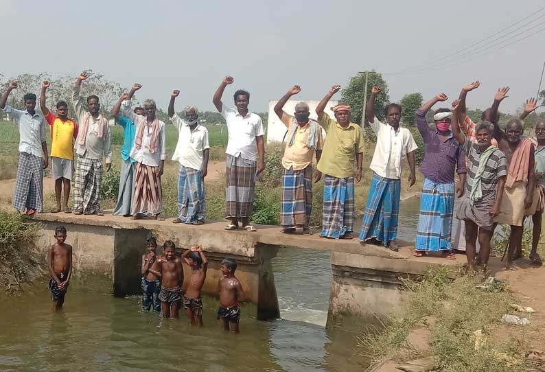 வெலிங்டன் நீர்த்தேக்கத்தில் இருந்து பாசனத்துக்கு கூடுதலாக தண்ணீர் திறக்க கோரி விவசாயிகள் ஆர்ப்பாட்டம்