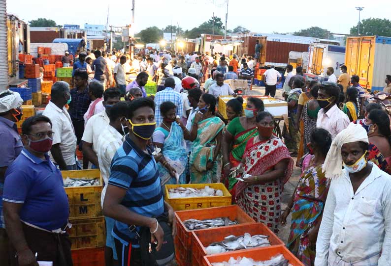 இறைச்சி கடைகள், மீன் மார்க்கெட்டில் அலைமோதிய மக்கள் கூட்டம்