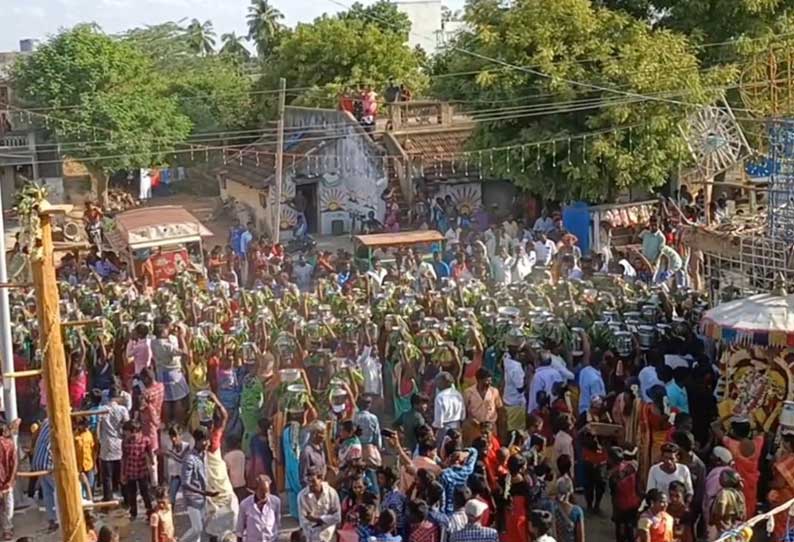 புகைப்பட்டி கிராமத்தில் கூழ் குடத்துடன் பெண்கள் ஊர்வலம்