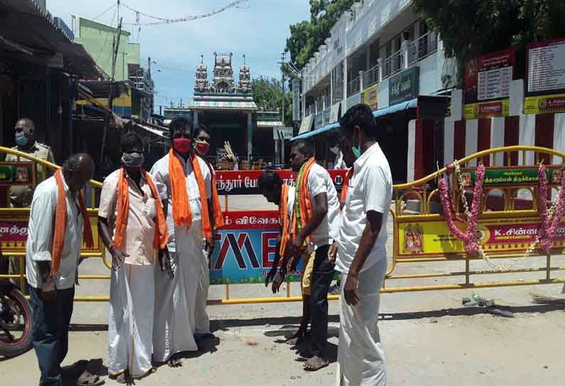 குலசேகரன்பட்டினம் கோவிலில் கற்பூரம் ஏற்றி ஆர்ப்பாட்டம்