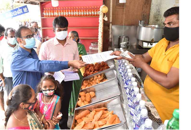 கொரோனா தடுப்பு விழிப்புணர்வு நோட்டீஸ் வழங்கி கலெக்டர் பிரசாரம்