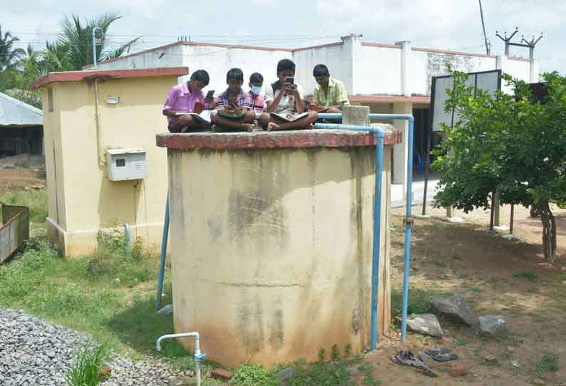 செல்போன் கோபுரம் இல்லாததால் விபரீதம்: குடிநீர் தொட்டிகளில் அமர்ந்து ஆன்லைன் வகுப்பில் பங்கேற்கும் மாணவர்கள்