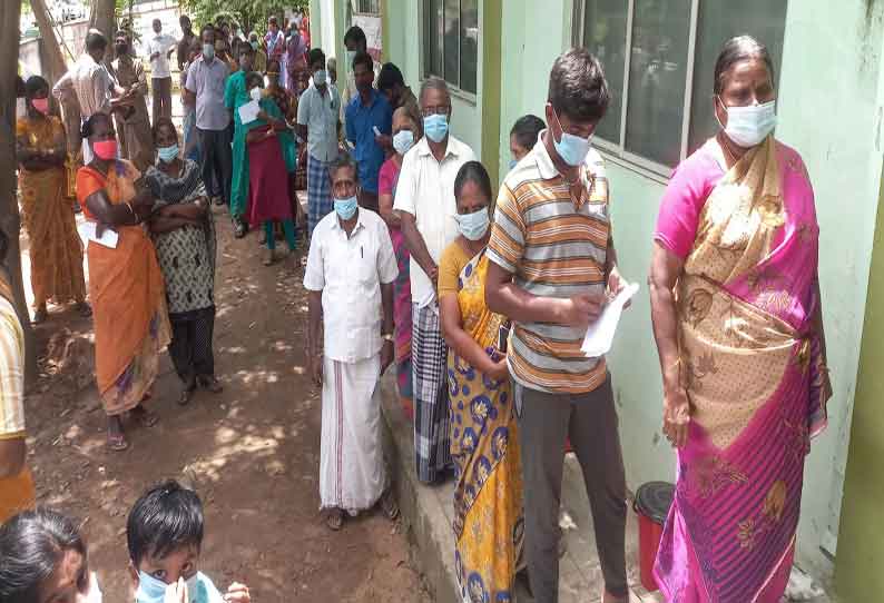 கோவேக்சின் 2-வது தவணை தடுப்பூசி செலுத்த அலைமோதிய பொதுமக்கள்