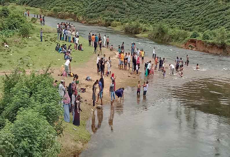 வால்பாறையில் கூழாங்கல் ஆற்றில் குவிந்த சுற்றுலா பயணிகள்