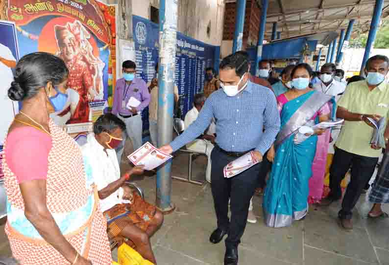 பஸ் பயணிகளுக்கு கொரோனா விழிப்புணர்வு பிரசுரம் வழங்கிய கலெக்டர்