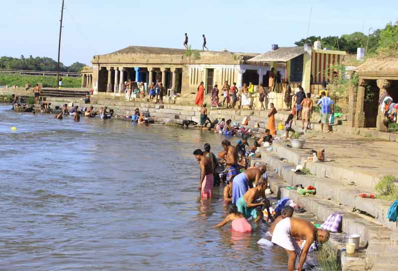 தடையை மீறி தாமிரபரணி ஆற்றில் குளிக்க திரண்ட பொதுமக்கள்