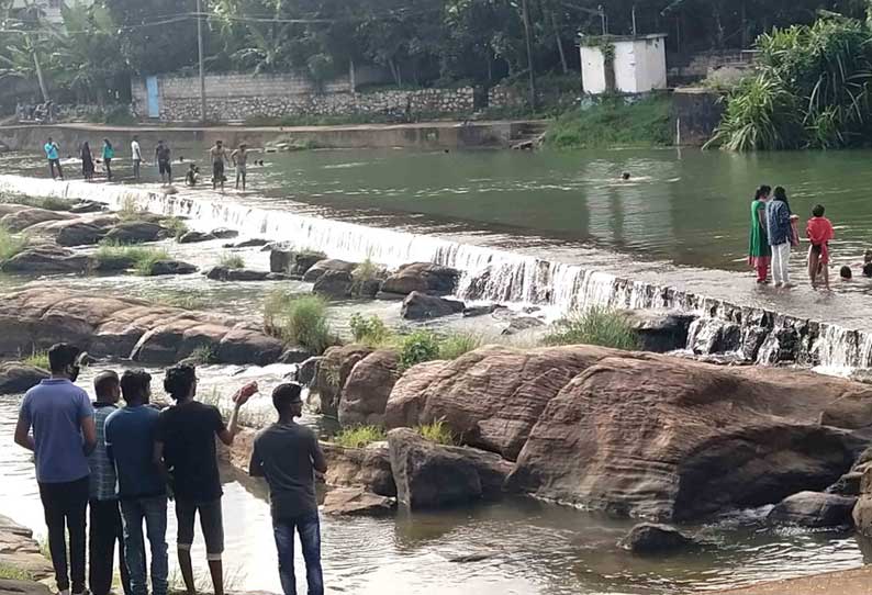 அருவிக்கரைக்கு படையெடுக்கும்  சுற்றுலா பயணிகள்