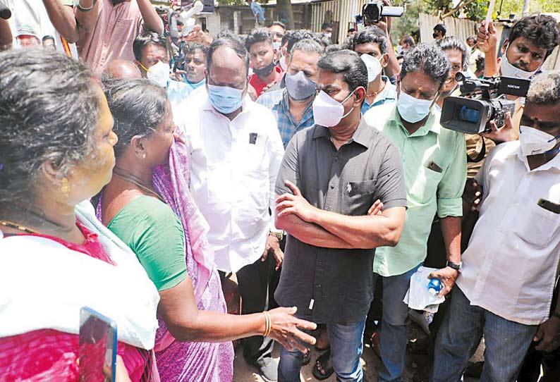 கூவம் நதிக்கரை ஓரம் குடியிருப்புகளை அகற்றிவிட்டு அந்த இடத்தை யாருக்கு கொடுக்க போகிறார்கள்? சீமான் கேள்வி