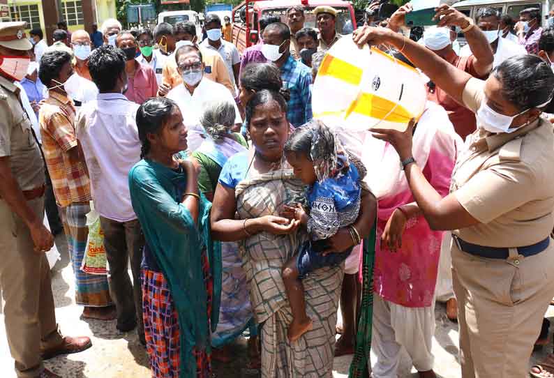 சப்-இன்ஸ்பெக்டர் குடும்பத்தினர் மீது நடவடிக்கை எடுக்கக்கோரி கலெக்டர் அலுவலகத்தில் குடும்பத்தோடு விவசாயி தீக்குளிக்க முயற்சி விழுப்புரத்தில் பரபரப்பு