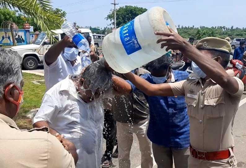 கடலூர் கலெக்டர் அலுவலகத்தில் பெட்ரோல் ஊற்றி தீக்குளிக்க முயன்ற மெக்கானிக்