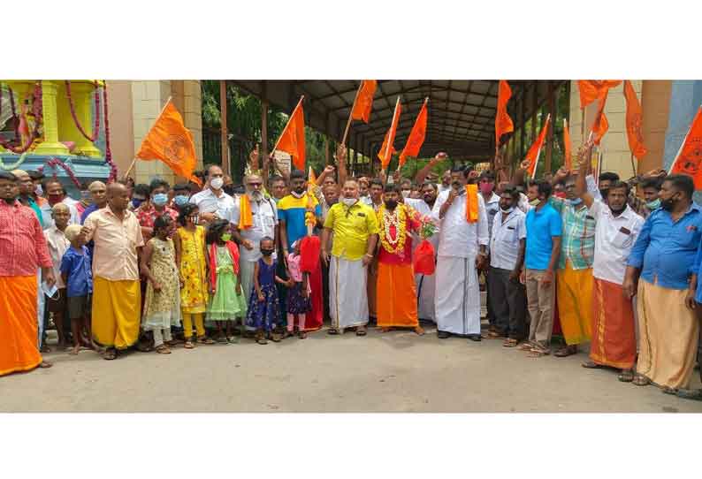 கோவில் முன்பு இந்து முன்னணியினர் ஆர்ப்பாட்டம். தரிசனத்துக்கு தடைவிதித்ததை கண்டித்து நடந்தது.