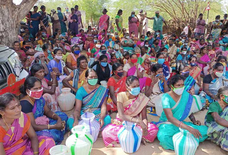 குடிநீர் கேட்டு காலிக்குடங்களுடன் பெண்கள் போராட்டம்