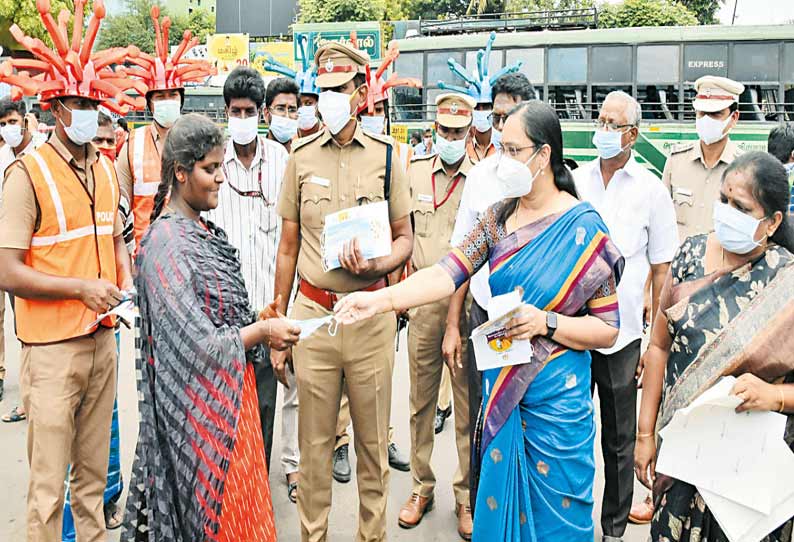 காஞ்சீபுரம் பஸ் நிலையத்தில் பொதுமக்களுக்கு முககவசம் வழங்கி விழிப்புணர்வு; கலெக்டர் பங்கேற்பு