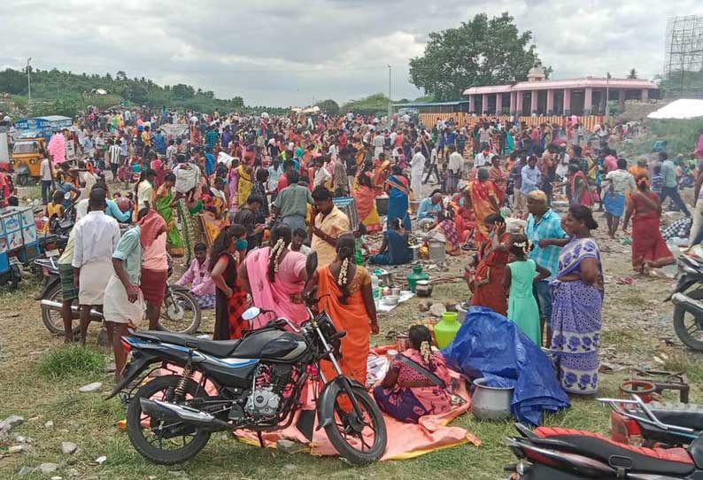 அரூர் அருகே டி.அம்மாபேட்டையில் சென்னியம்மன் கோவிலில் தடையை மீறி குவிந்த பக்தர்கள் ஆடு கோழிகள் பலியிட்டு வழிபாடு