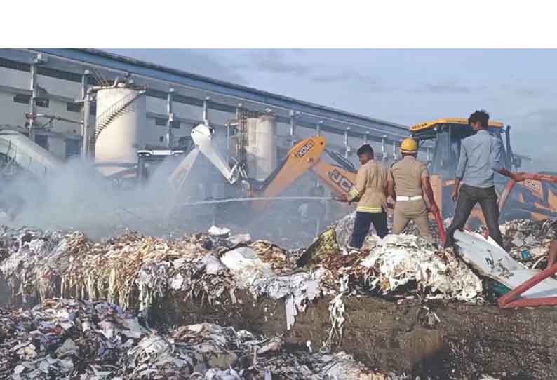 மடத்துக்குளம் அருகே காகித ஆலையில் பயங்கர தீ விபத்து ஏற்பட்டது.