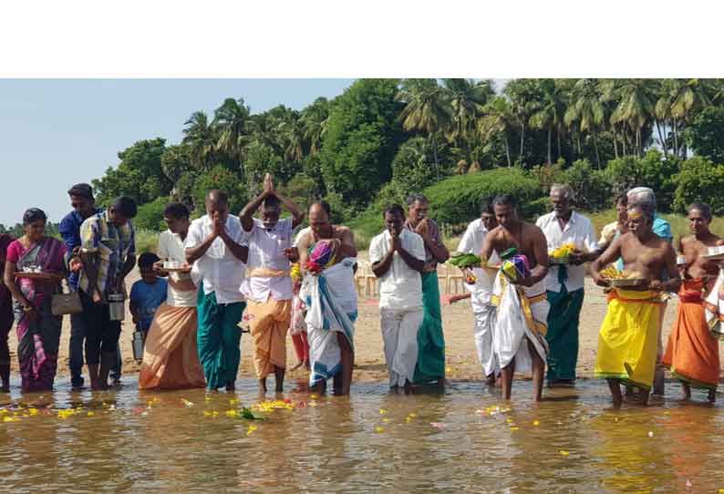 ஆடிப்பெருக்குவிழாவை யொட்டி அமராவதி ஆற்றங்கரையில் சிறப்பு பூஜை நடந்தது.