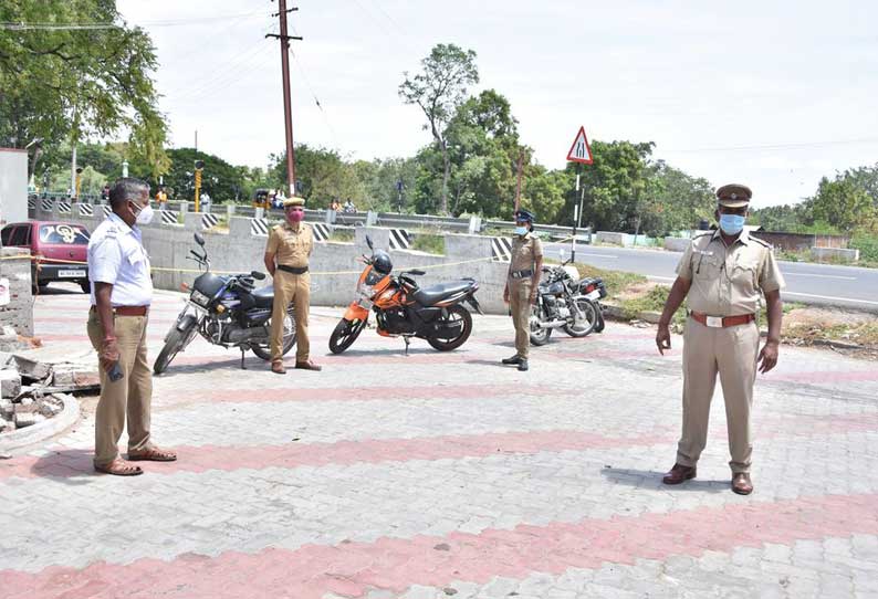 ஆடிப்பெருக்கையொட்டி பழனி சண்முகநதிக்கு தடையை மீறி வந்த பொதுமக்கள்; போலீசார் திருப்பி அனுப்பினர்